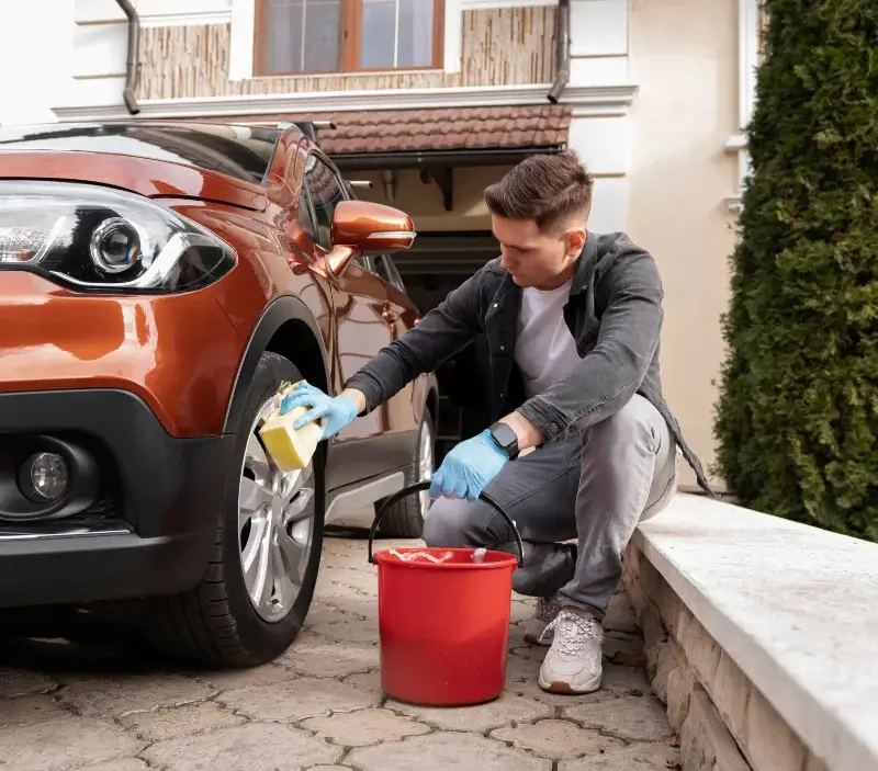 Lavage auto à domicile Vendee : professionnel intervenant sur un véhicule